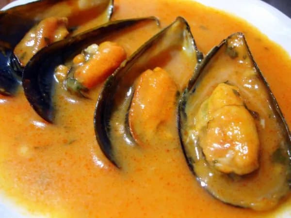 Receta fácil de mejillones en salsa de tomate que encantará a todos Receta fácil de mejillones en salsa de tomate que encantará a todos