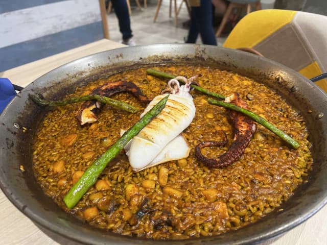 Deliciosos platos de calamar en Ca la Mar Cabanyal, Valencia Deliciosos platos de calamar en Ca la Mar Cabanyal, Valencia
