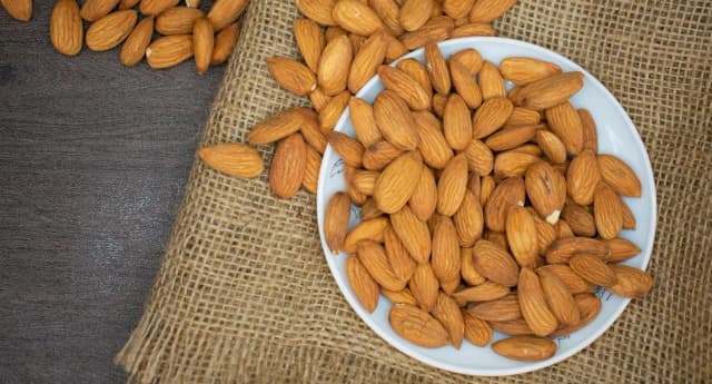 Cómo freír almendras perfectamente sin que se quemen ni se peguen Cómo freír almendras perfectamente sin que se quemen ni se peguen
