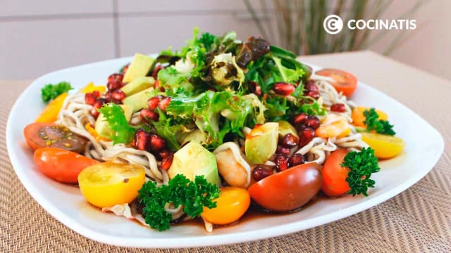 Ensalada con gambas y gulas: receta fácil y deliciosa para sorprender Ensalada con gambas y gulas: receta fácil y deliciosa para sorprender