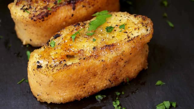 Torrijas caramelizadas sin freír: receta fácil y saludable al horno Torrijas caramelizadas sin freír: receta fácil y saludable al horno
