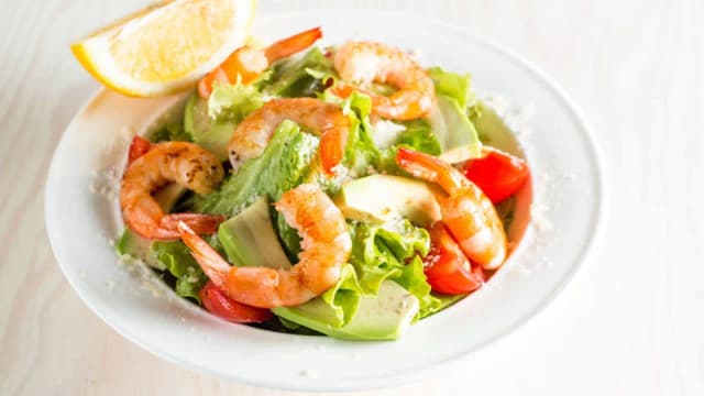 Ensalada de gambas aguacate y lechuga: receta fácil y saludable Ensalada de gambas aguacate y lechuga: receta fácil y saludable