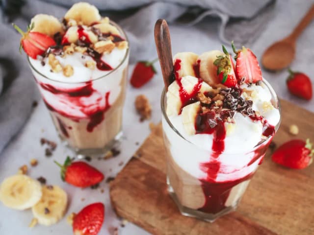 Delicioso batido de plátano con yogur para disfrutar cada día Delicioso batido de plátano con yogur para disfrutar cada día